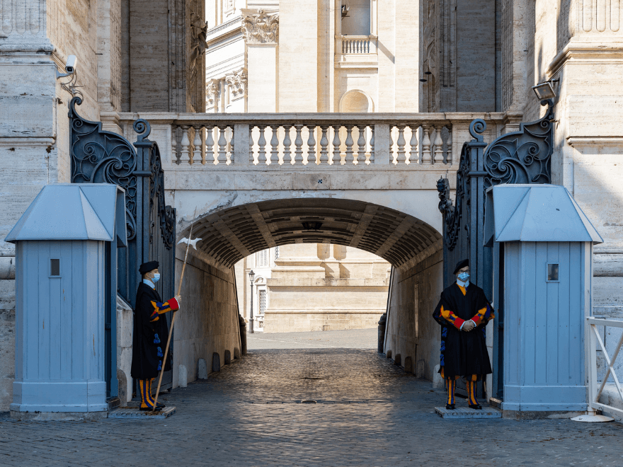 Vista de los guardias suizos en el Vaticano.