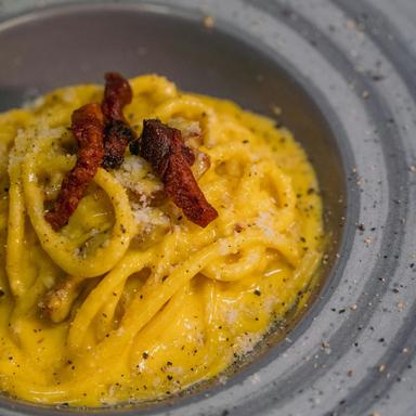 carbonara-most-famous-roman-dishes Authentic Roman carbonara pasta made with guanciale, eggs and pecorino romano