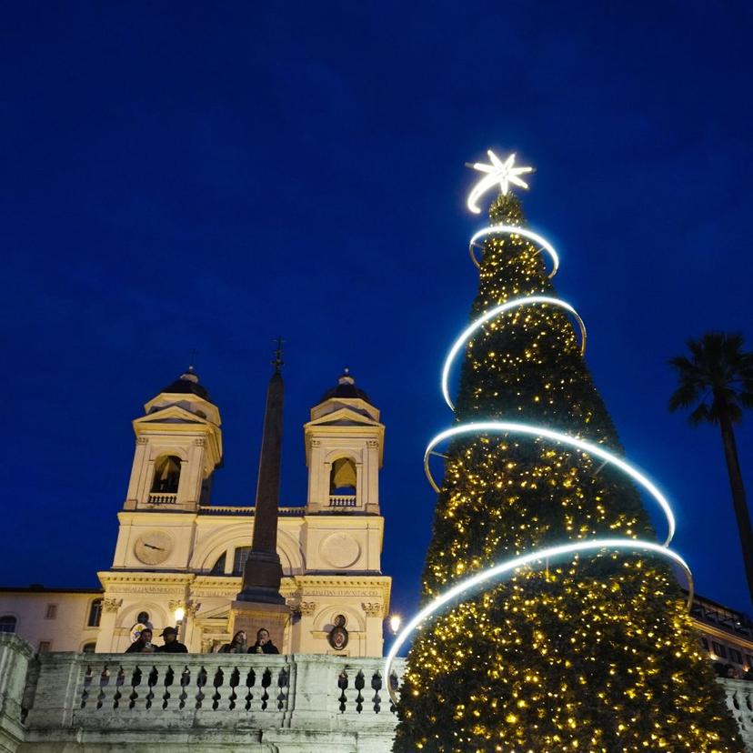 Discover the Spanish Steps Christmas Tree | Golf Cart Tour Christmas Tree in the Spanish Steps in Rome during a Golf Cart Tour