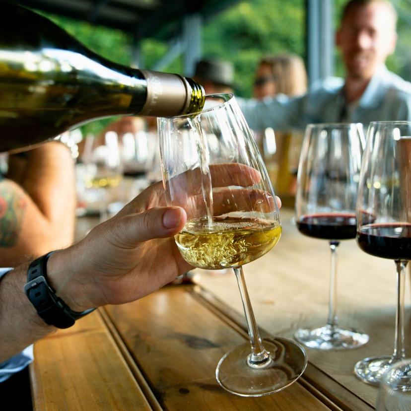 chianti-glass-in-wine-tasting-with-lunch