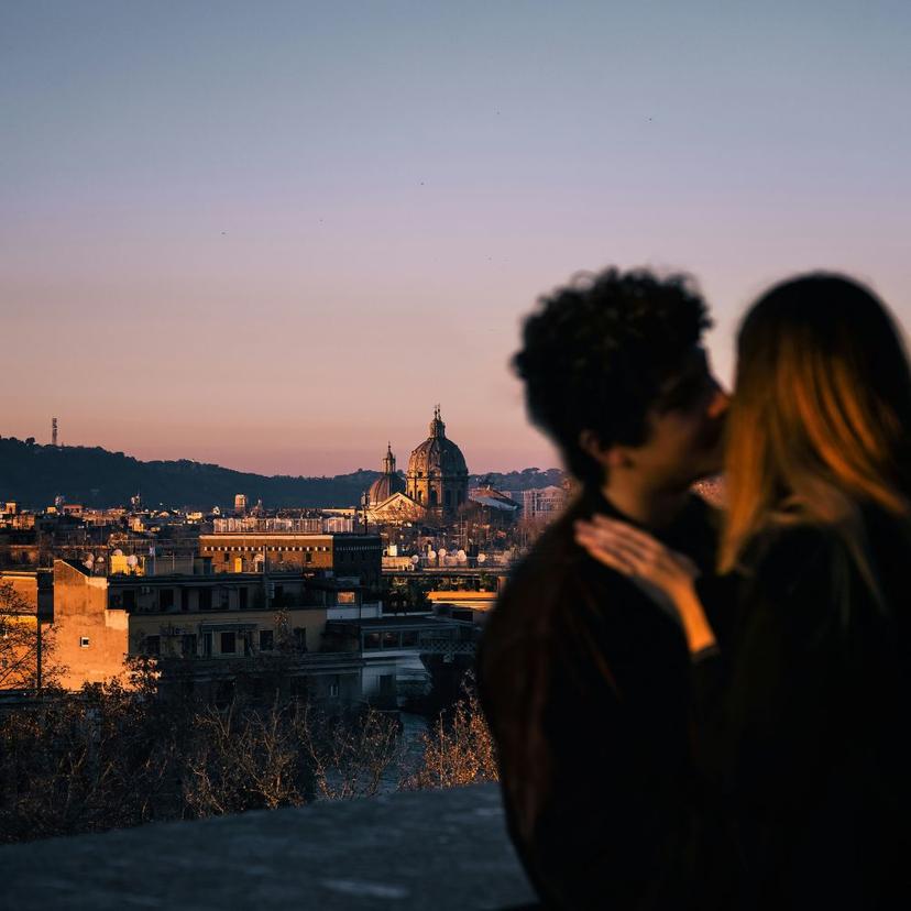 lovers-in-rome-at-sunset Lovers in Rome with sunset for Valentine's day