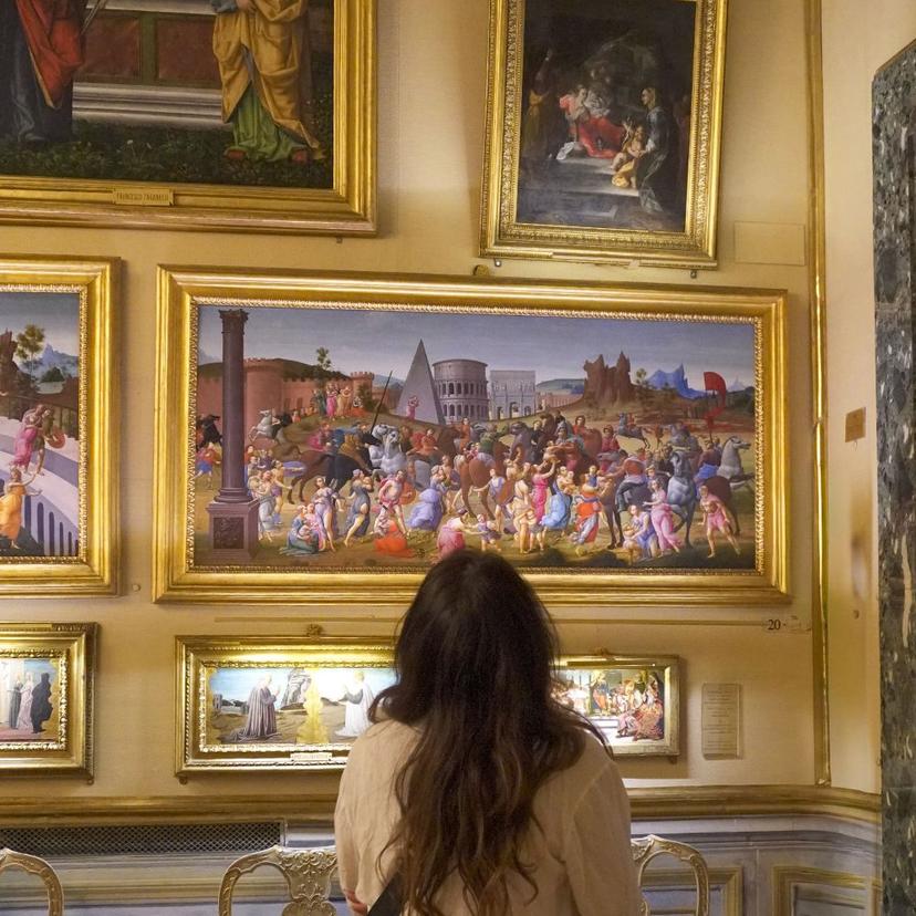 admiring-paintings-inside-colonna-palace Looking at beautiful paintings inside Colonna palace