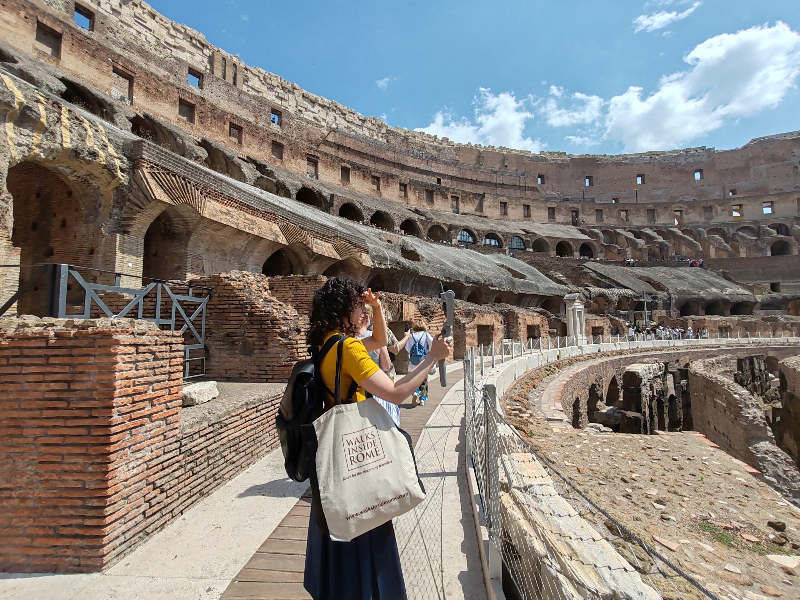 turist inside colosseum